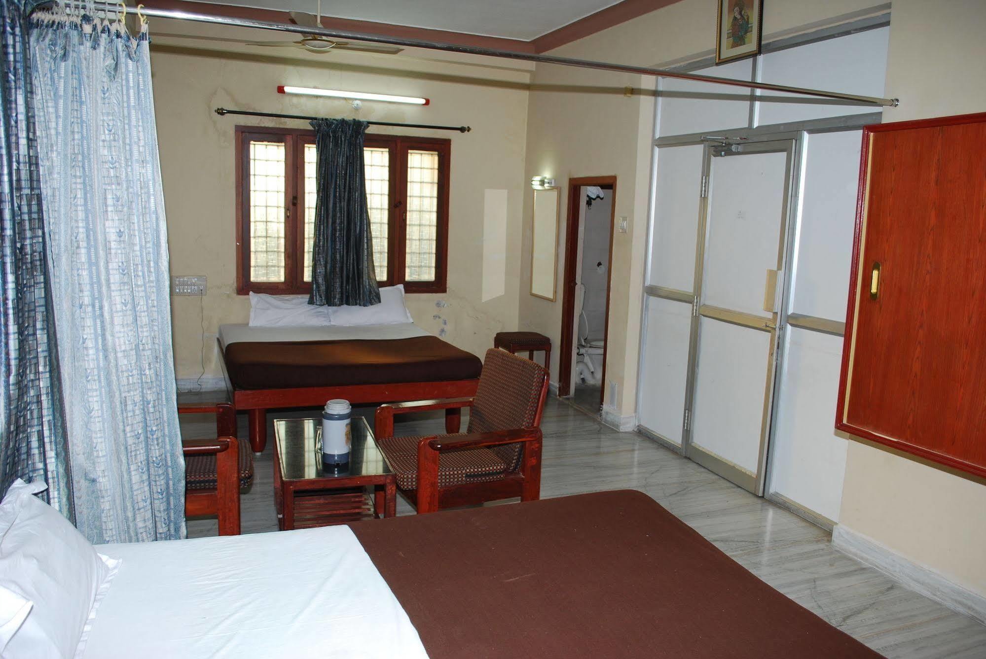 Hotel Sri Sai Residency Tirupati Exterior foto