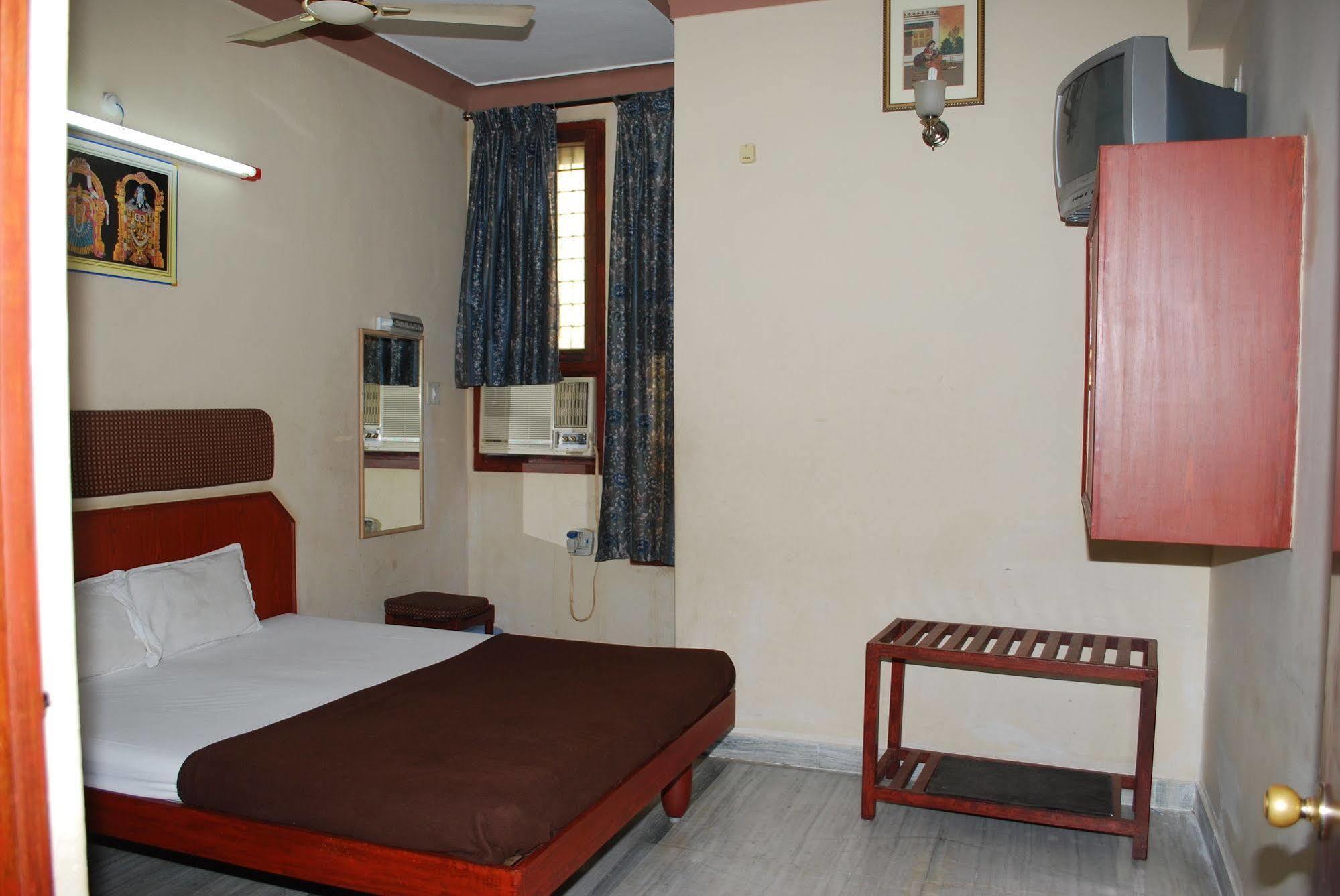 Hotel Sri Sai Residency Tirupati Exterior foto