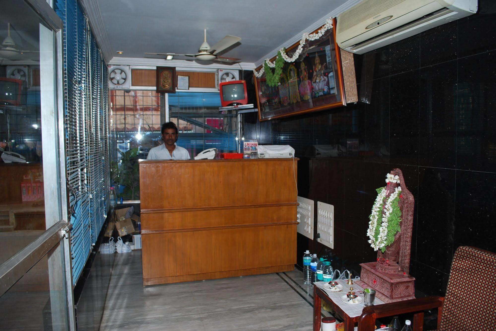 Hotel Sri Sai Residency Tirupati Exterior foto